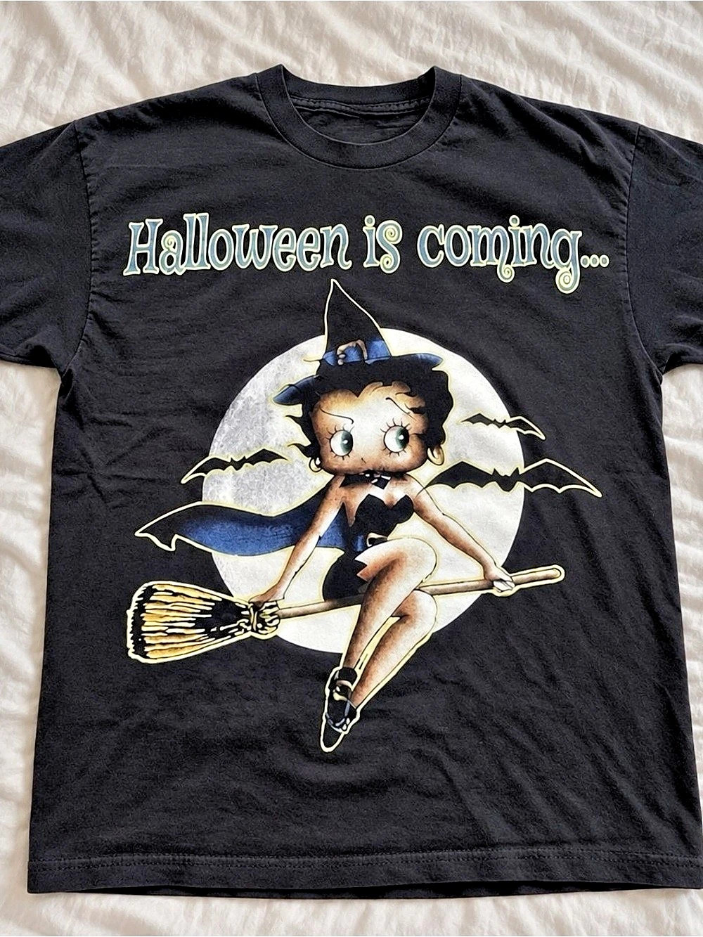 Betty Boop "Halloween is Coming..." Witch Graphic Tee –  Black (Gildan Reprint)